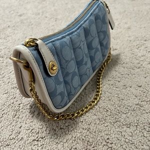 Coach Swinger 20 with Quilting shoulder bag. Value $325.